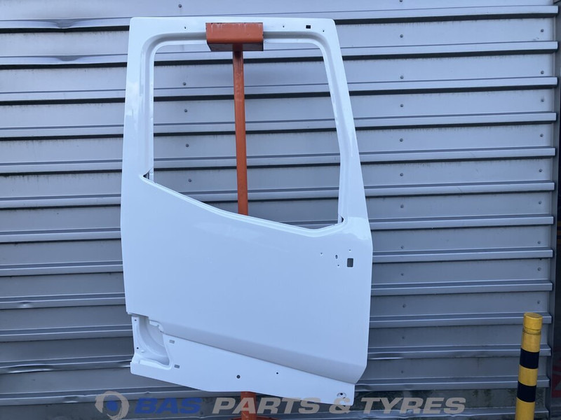 Renault T-Serie Portier Rechts Renault 7482702818 - Puerta y piezas para Camión: foto 1 Renault T-Serie Portier Rechts Renault 7482702818 - Puerta y piezas para Camión: foto 1