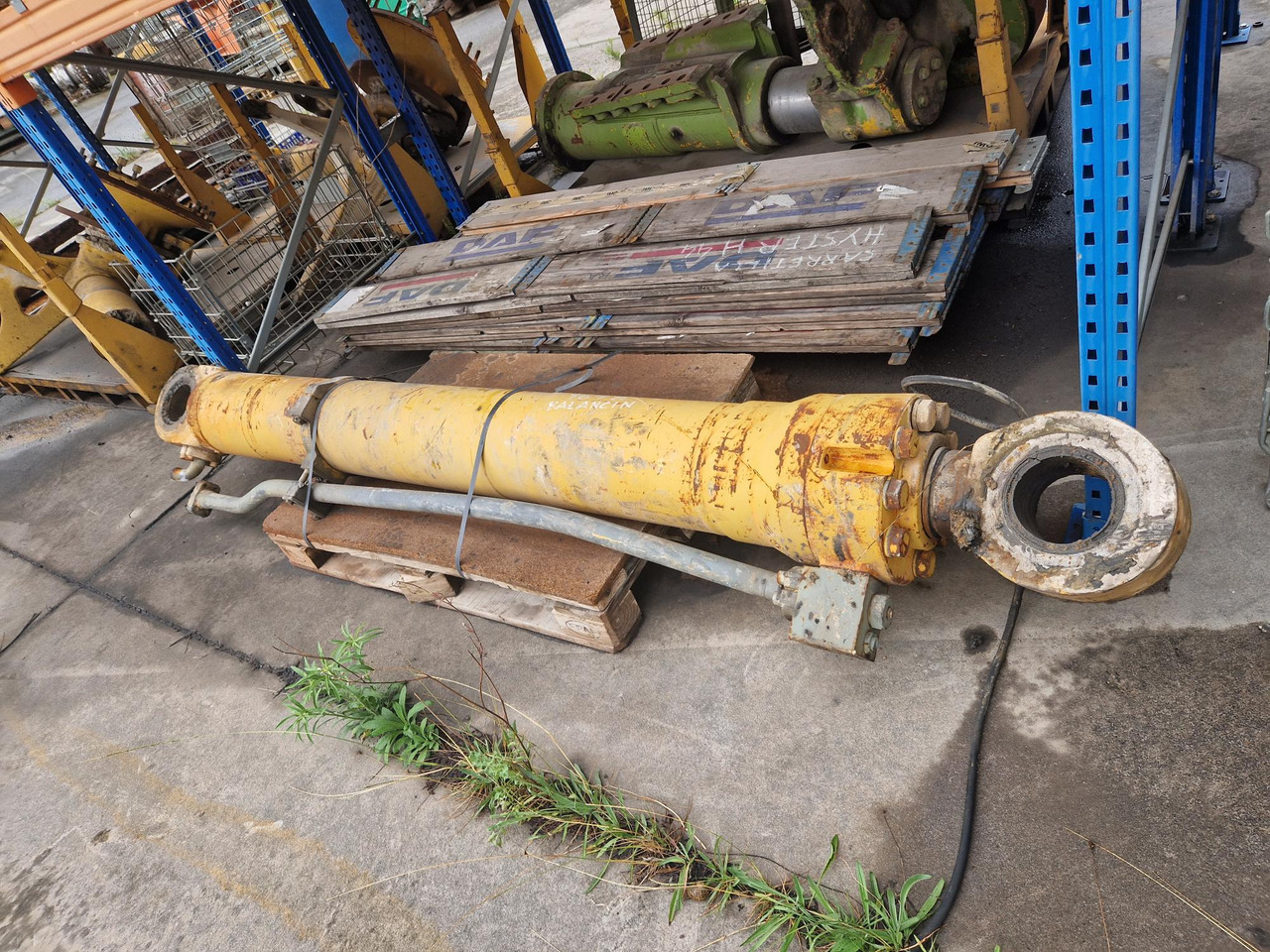 BOTELLA DE BALANCIN DE LIEBHERR R964B - Cilindro hidráulico para Maquinaria de construcción: foto 1 BOTELLA DE BALANCIN DE LIEBHERR R964B - Cilindro hidráulico para Maquinaria de construcción: foto 1