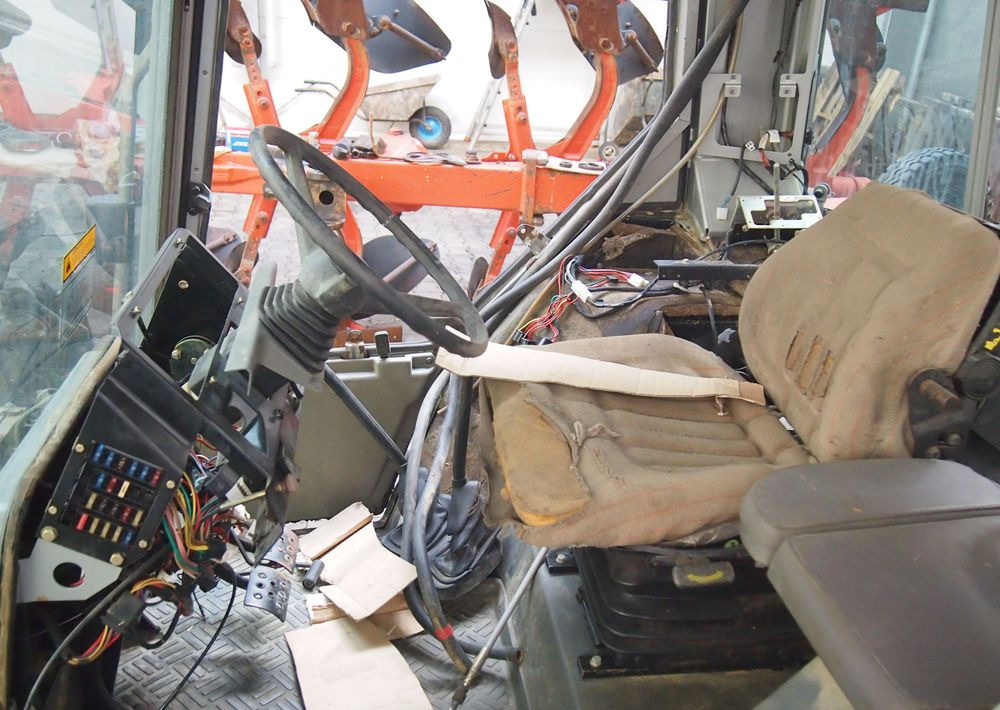 Części do Ciągnika Massey Ferguson MF 3050, 3060, 3070, 3080, 3090 Kabina do Massey Ferguson serii 30.. , 31.. , 36.. - Cabina para Maquinaria agrícola: foto 4 Części do Ciągnika Massey Ferguson MF 3050, 3060, 3070, 3080, 3090 Kabina do Massey Ferguson serii 30.. , 31.. , 36.. - Cabina para Maquinaria agrícola: foto 4