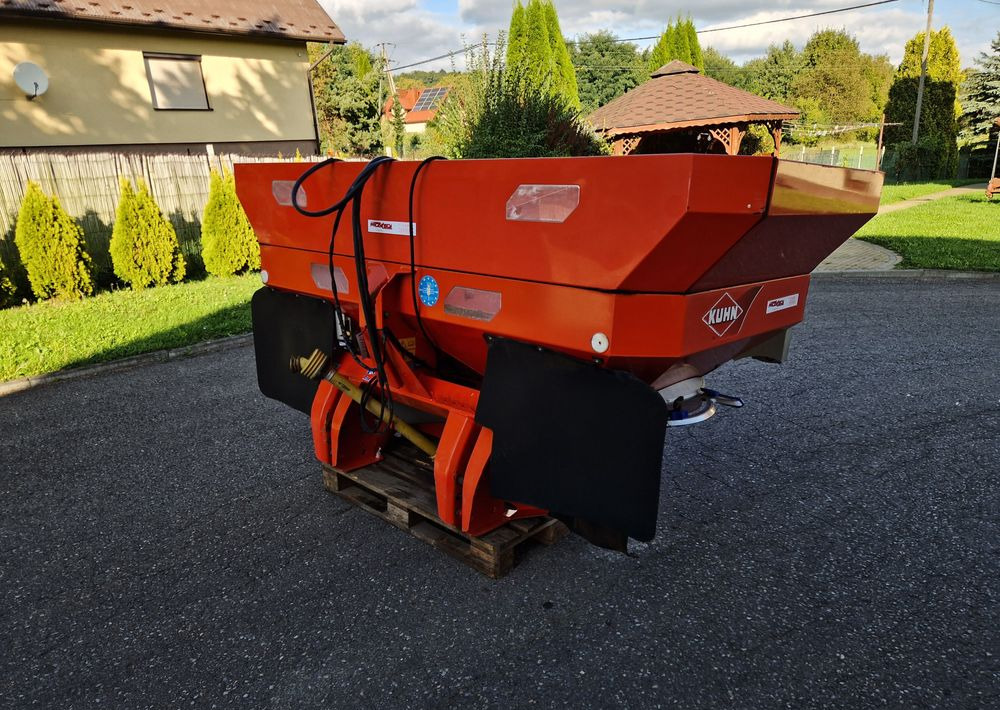Rozsiewacz nawozów Kuhn AXIS 30,1 2008 Rozsiewacz KUHN RAUCH - Esparcidor de fertilizantes: foto 3 Rozsiewacz nawozów Kuhn AXIS 30,1 2008 Rozsiewacz KUHN RAUCH - Esparcidor de fertilizantes: foto 3