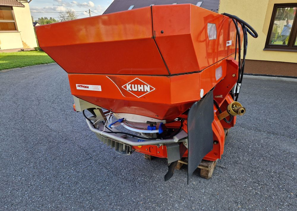 Rozsiewacz nawozów Kuhn AXIS 30,1 2008 Rozsiewacz KUHN RAUCH - Esparcidor de fertilizantes: foto 4 Rozsiewacz nawozów Kuhn AXIS 30,1 2008 Rozsiewacz KUHN RAUCH - Esparcidor de fertilizantes: foto 4