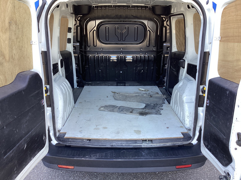 Fiat Dobló Cargo 1.3 MJ BPM VRIJ! 7x Voorraad NL Auto/ Airco/ Bluetooth/ Betimmering - Furgoneta pequeña: foto 5 Fiat Dobló Cargo 1.3 MJ BPM VRIJ! 7x Voorraad NL Auto/ Airco/ Bluetooth/ Betimmering - Furgoneta pequeña: foto 5