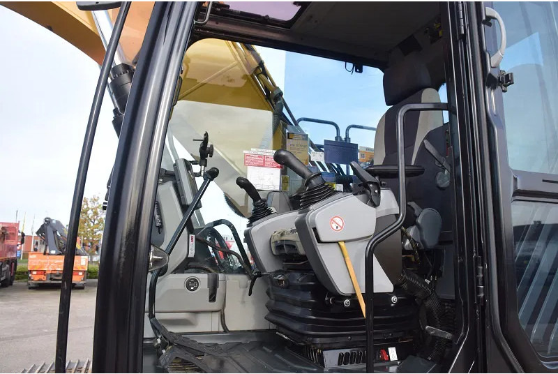 Excavadora de cadenas Caterpillar 323E-stock id2: foto 7