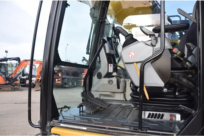 Excavadora de cadenas Caterpillar 323E-stock id2: foto 8