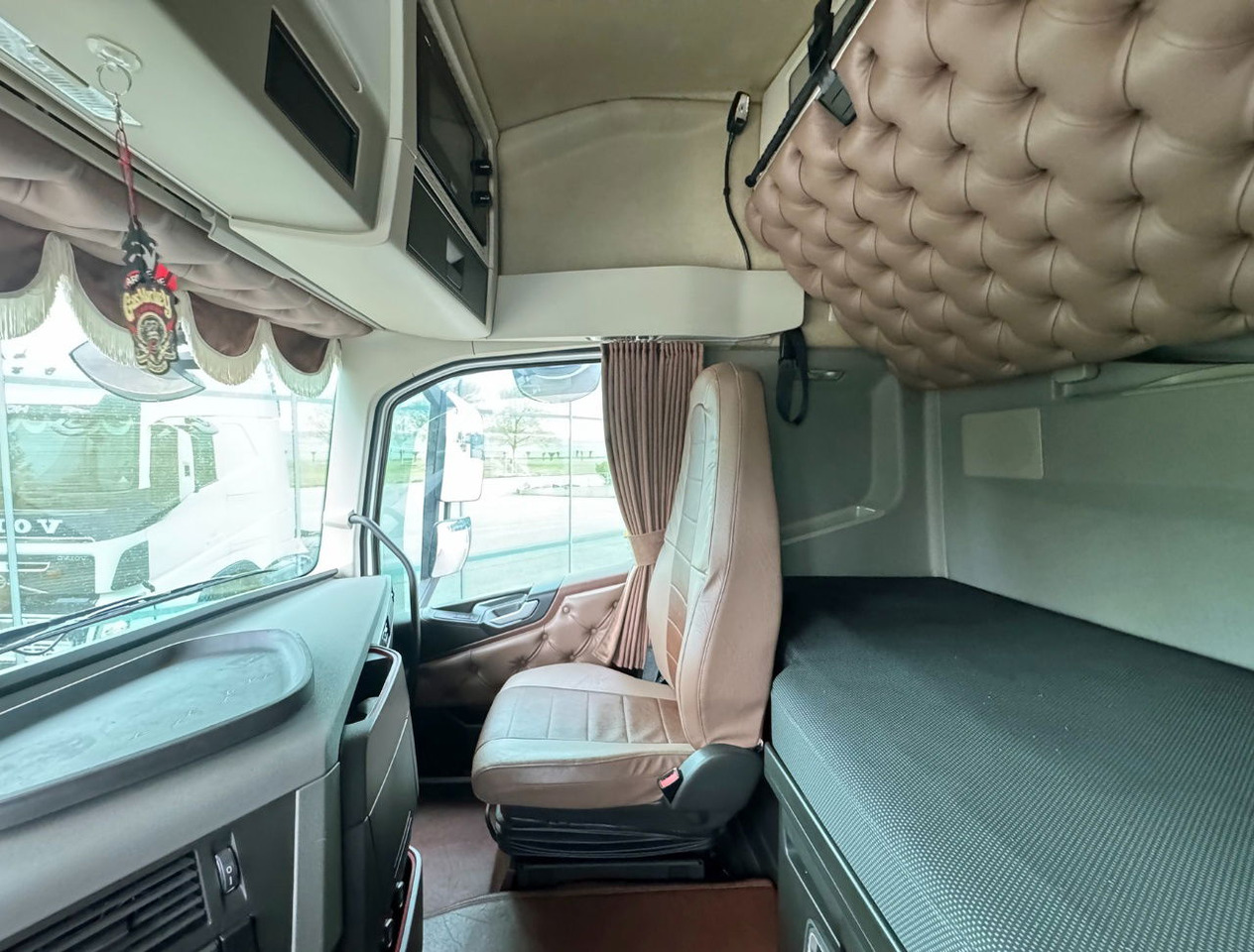 Cabeza tractora Volvo FH Globetrotter 6X2 701.000 KM Super Condition NL Truck: foto 11 Cabeza tractora Volvo FH Globetrotter 6X2 701.000 KM Super Condition NL Truck: foto 11