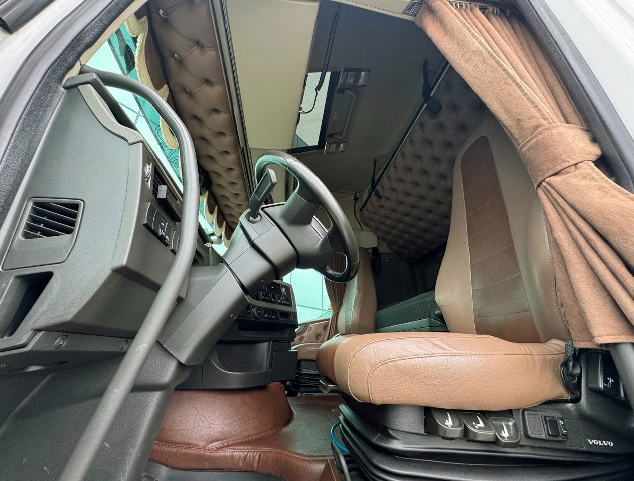 Cabeza tractora Volvo FH Globetrotter 6X2 701.000 KM Super Condition NL Truck: foto 7 Cabeza tractora Volvo FH Globetrotter 6X2 701.000 KM Super Condition NL Truck: foto 7