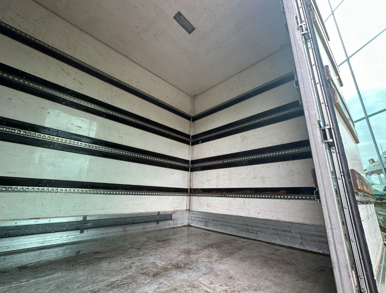 Camión caja cerrada MAN LE 220C Euro 3 Isolated BOX + BOX Heater 740 x 240 x 295 CM Inside Holland Truck: foto 19 Camión caja cerrada MAN LE 220C Euro 3 Isolated BOX + BOX Heater 740 x 240 x 295 CM Inside Holland Truck: foto 19