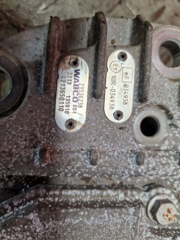 Volvo AT2612D Gearbox ECU Gearbox - Caja de cambios: foto 3 Volvo AT2612D Gearbox ECU Gearbox - Caja de cambios: foto 3