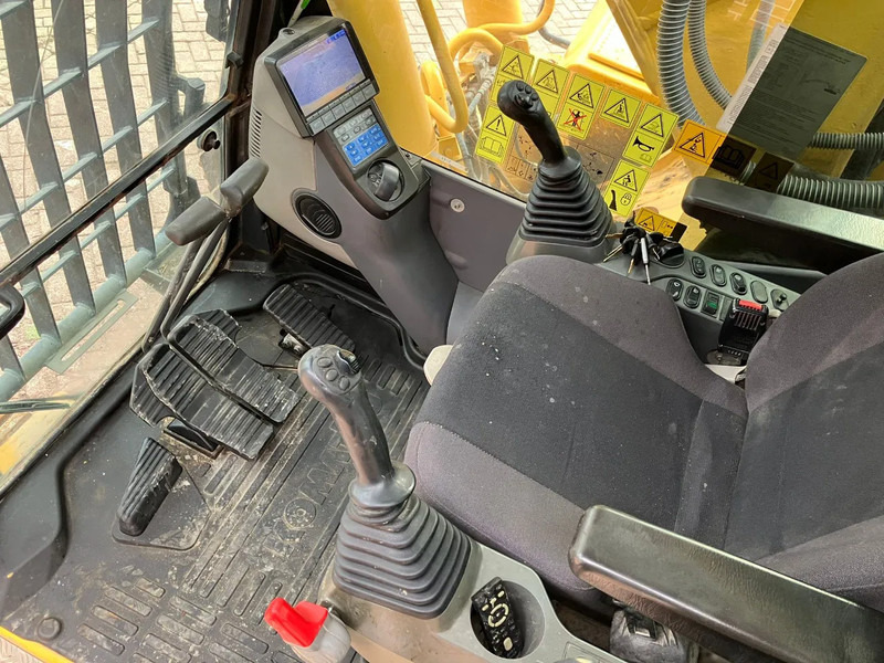 Excavadora de cadenas Komatsu HB215LC-2: foto 9