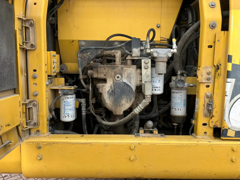 Excavadora de cadenas Komatsu HB215LC-2: foto 7