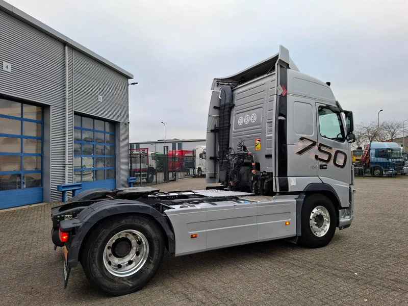 Volvo FH16-750 / RETARDER / DOUBLE TANK / TUV:17-09-2026 / XENON / FRIDGE / ALCOA / LEATHER / AUTOMATIC / EURO-5 / 2012 - Cabeza tractora: foto 5 Volvo FH16-750 / RETARDER / DOUBLE TANK / TUV:17-09-2026 / XENON / FRIDGE / ALCOA / LEATHER / AUTOMATIC / EURO-5 / 2012 - Cabeza tractora: foto 5