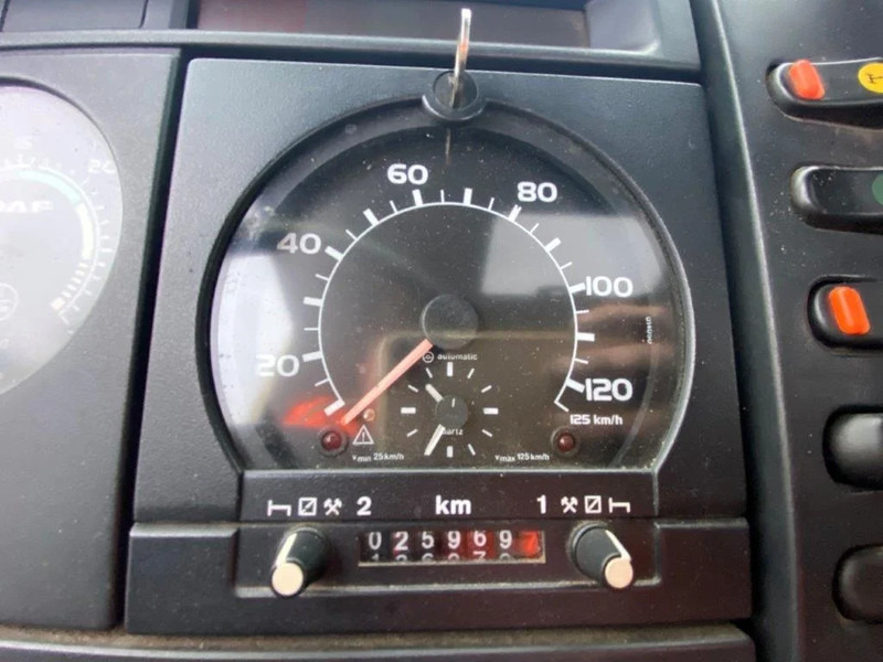 Camión cisterna DAF 65CF-240 / FULL STEEL / POMP / 3 COMPARTIMENTS / 8350 LITER / ONLY:25969 KM / EURO-2 / MANUAL / GOOD CONDITION: foto 16 Camión cisterna DAF 65CF-240 / FULL STEEL / POMP / 3 COMPARTIMENTS / 8350 LITER / ONLY:25969 KM / EURO-2 / MANUAL / GOOD CONDITION: foto 16