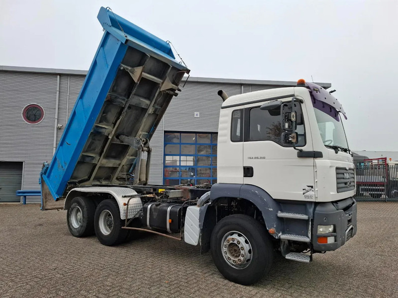MAN TGS 26.310 / 6X4 / 2XBIG AXLE / 2SIDE TIPPER / ONLY:545423 KM / TUV:06-05-2026 / FULL-STEEL / AIRCO / MANUAL / EURO-4 / 2005 - Camión volquete: foto 5 MAN TGS 26.310 / 6X4 / 2XBIG AXLE / 2SIDE TIPPER / ONLY:545423 KM / TUV:06-05-2026 / FULL-STEEL / AIRCO / MANUAL / EURO-4 / 2005 - Camión volquete: foto 5