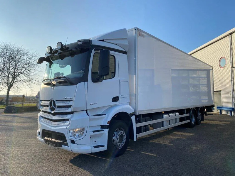 Mercedes-Benz Antos 2533 / LIFT AXLE / HEATED CLOSED BOX / PLATFORM 2000 KG / ONLY:506959 KM / SIDE DOOR / AUTOMATIC / EURO-6 / 2019 - Camión caja cerrada: foto 1 Mercedes-Benz Antos 2533 / LIFT AXLE / HEATED CLOSED BOX / PLATFORM 2000 KG / ONLY:506959 KM / SIDE DOOR / AUTOMATIC / EURO-6 / 2019 - Camión caja cerrada: foto 1