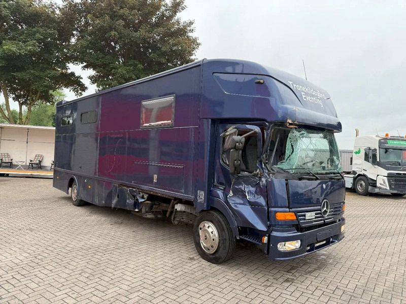Mercedes-Benz Atego 1223 / ENGINE RUNNING / ONLY:159450 KM / HORSETRUCK / HEATED BOX / WATERTANK / LIVING ROOM / EURO-2 / MANUAL / 1998 - Camión para caballos: foto 2 Mercedes-Benz Atego 1223 / ENGINE RUNNING / ONLY:159450 KM / HORSETRUCK / HEATED BOX / WATERTANK / LIVING ROOM / EURO-2 / MANUAL / 1998 - Camión para caballos: foto 2
