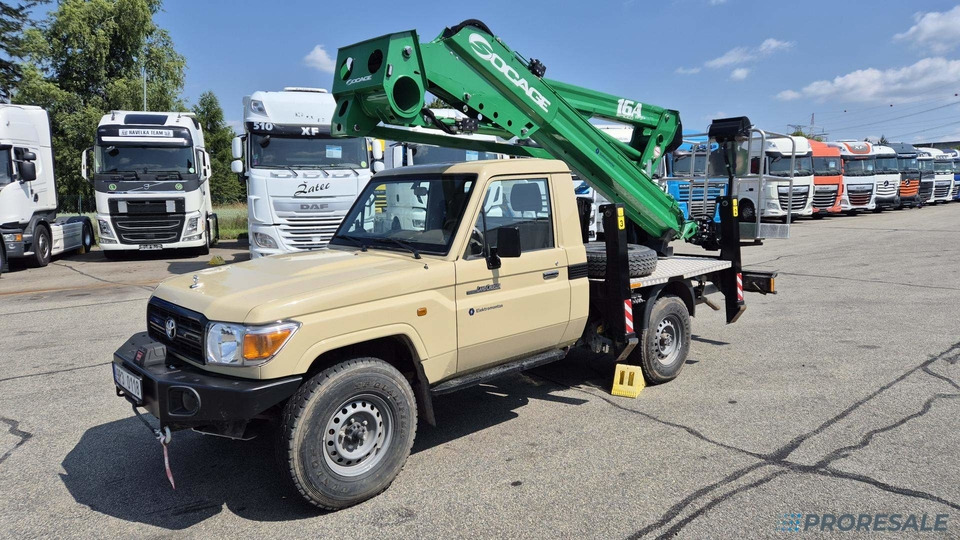 TOYOTA LAND CRUISER 79 montážní plošina - Camión con plataforma elevadora: foto 2 TOYOTA LAND CRUISER 79 montážní plošina - Camión con plataforma elevadora: foto 2