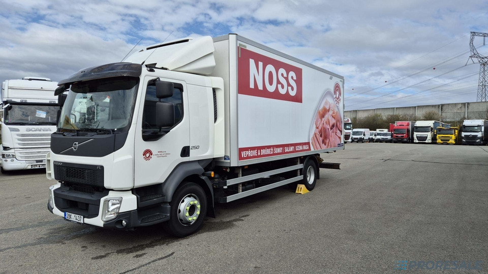 VOLVO FL 250 BB EURO 6 - mrazírna + CARRIER XARIOS 600 EL MAXI - Camión frigorífico: foto 2 VOLVO FL 250 BB EURO 6 - mrazírna + CARRIER XARIOS 600 EL MAXI - Camión frigorífico: foto 2