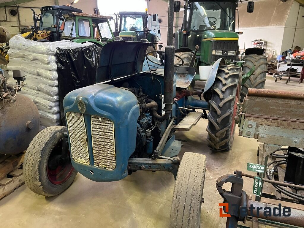 Traktor Ford Dextra Traktor - Maquinaria agrícola: foto 1 Traktor Ford Dextra Traktor - Maquinaria agrícola: foto 1