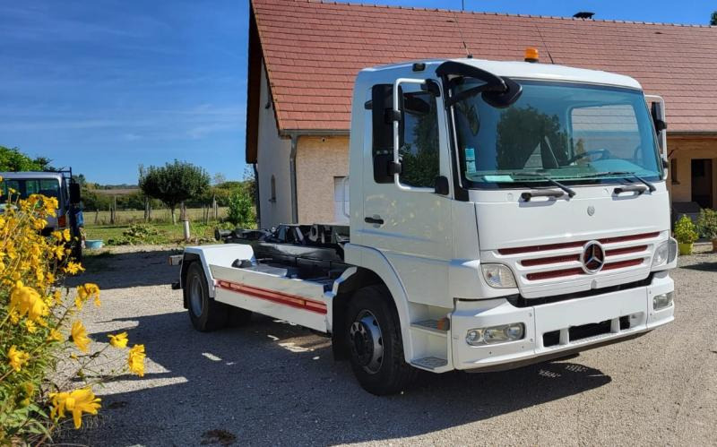 Mercedes Atego - Camión portacontenedor de cadenas: foto 1 Mercedes Atego - Camión portacontenedor de cadenas: foto 1