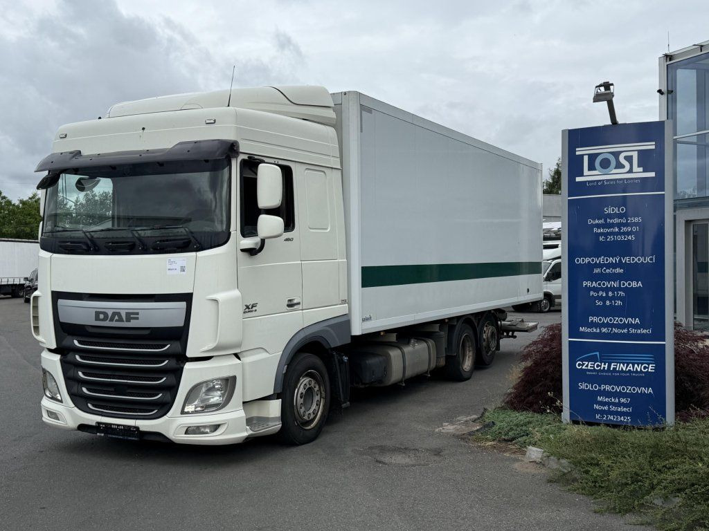 Camión caja cerrada DAF XF460 6x2 EURO 6: foto 1