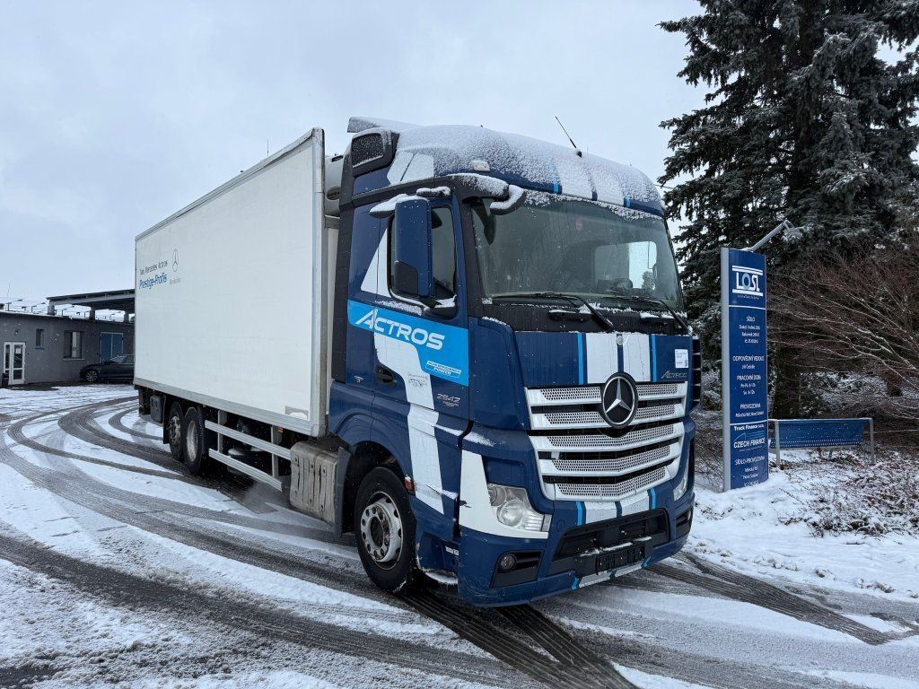 Mercedes-Benz 2542 Actros 6x2 EURO 6 - Camión frigorífico: foto 2 Mercedes-Benz 2542 Actros 6x2 EURO 6 - Camión frigorífico: foto 2