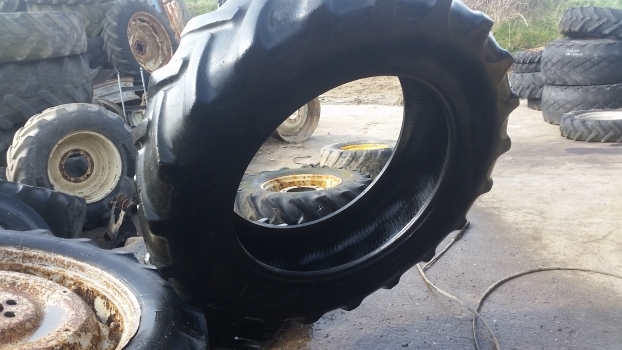 Ford Rear Tyre 16.9-38. Please Check By The Photos. - Neumático para Tractor: foto 1 Ford Rear Tyre 16.9-38. Please Check By The Photos. - Neumático para Tractor: foto 1