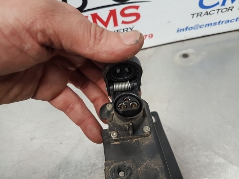 John Deere 6115m, 6m Series, Terminal Power Outlet Socket With Bracket Al114895 - Cables/ Alambres: foto 5 John Deere 6115m, 6m Series, Terminal Power Outlet Socket With Bracket Al114895 - Cables/ Alambres: foto 5