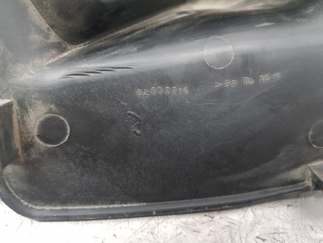 New Holland T7000, T6000, T7 Series T7.200 Display Cover Panel 82037716 - Salpicadero para Tractor: foto 3 New Holland T7000, T6000, T7 Series T7.200 Display Cover Panel 82037716 - Salpicadero para Tractor: foto 3