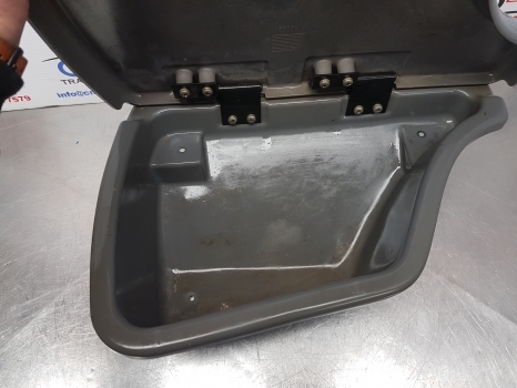 New Holland Ts115, Ts110, Ts100, Ts90 Tool Box Assy 82013133 - Cabina e interior para Tractor: foto 5 New Holland Ts115, Ts110, Ts100, Ts90 Tool Box Assy 82013133 - Cabina e interior para Tractor: foto 5