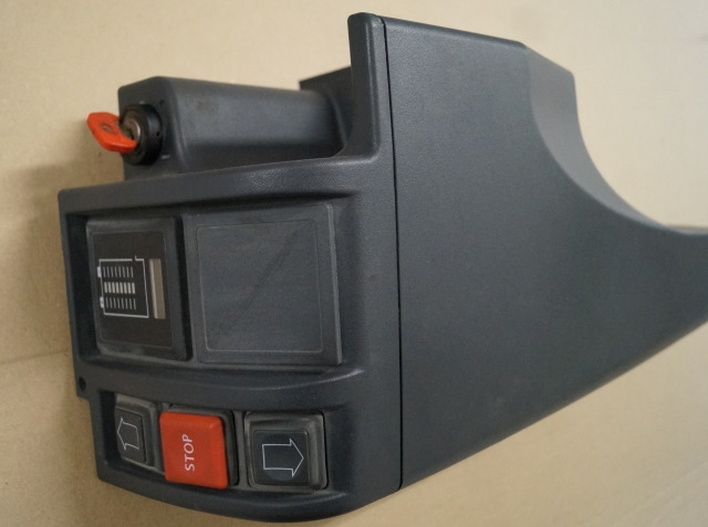 Jungheinrich 51046926 | right dashboard panel including contact key and battery/ right dashboard panel including contact key and battery/hour indicator - Bastidor/ Chasis para Equipo de manutención: foto 2 Jungheinrich 51046926 | right dashboard panel including contact key and battery/ right dashboard panel including contact key and battery/hour indicator - Bastidor/ Chasis para Equipo de manutención: foto 2