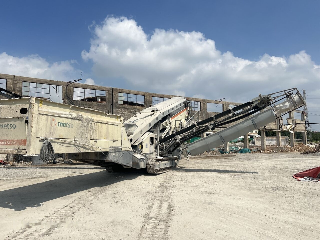 Metso LOKOTRACK ST4.8 SCALPER STONE VIBRATING SCREEN - Trituradora móvil: foto 1 Metso LOKOTRACK ST4.8 SCALPER STONE VIBRATING SCREEN - Trituradora móvil: foto 1