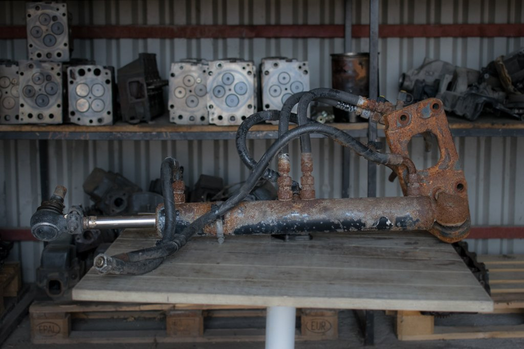 MAN TGA FOR THIRD AXLE - Cilindro hidráulico para Camión: foto 1 MAN TGA FOR THIRD AXLE - Cilindro hidráulico para Camión: foto 1