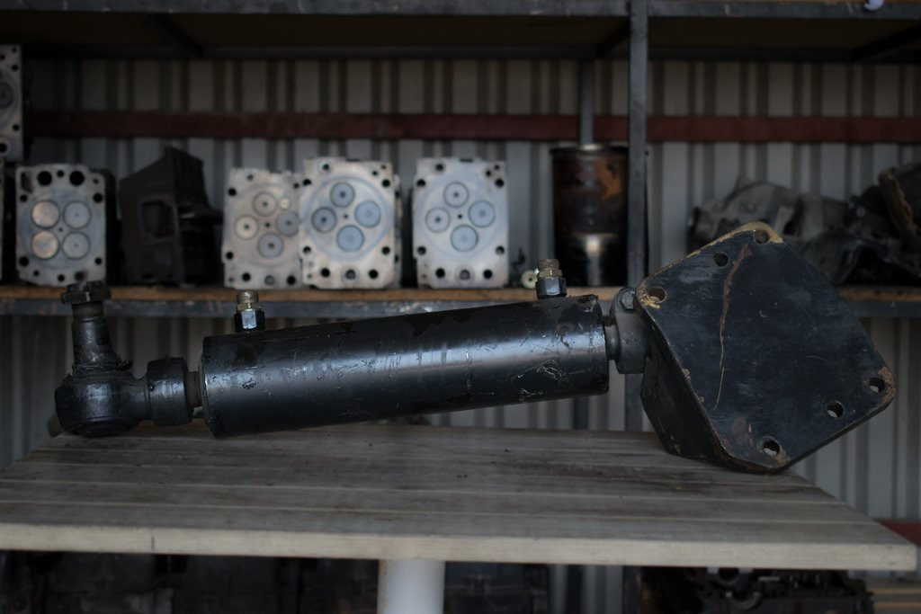 MAN TGA HYDRAULIC STEERING BOTTLE - Cilindro hidráulico para Camión: foto 1 MAN TGA HYDRAULIC STEERING BOTTLE - Cilindro hidráulico para Camión: foto 1