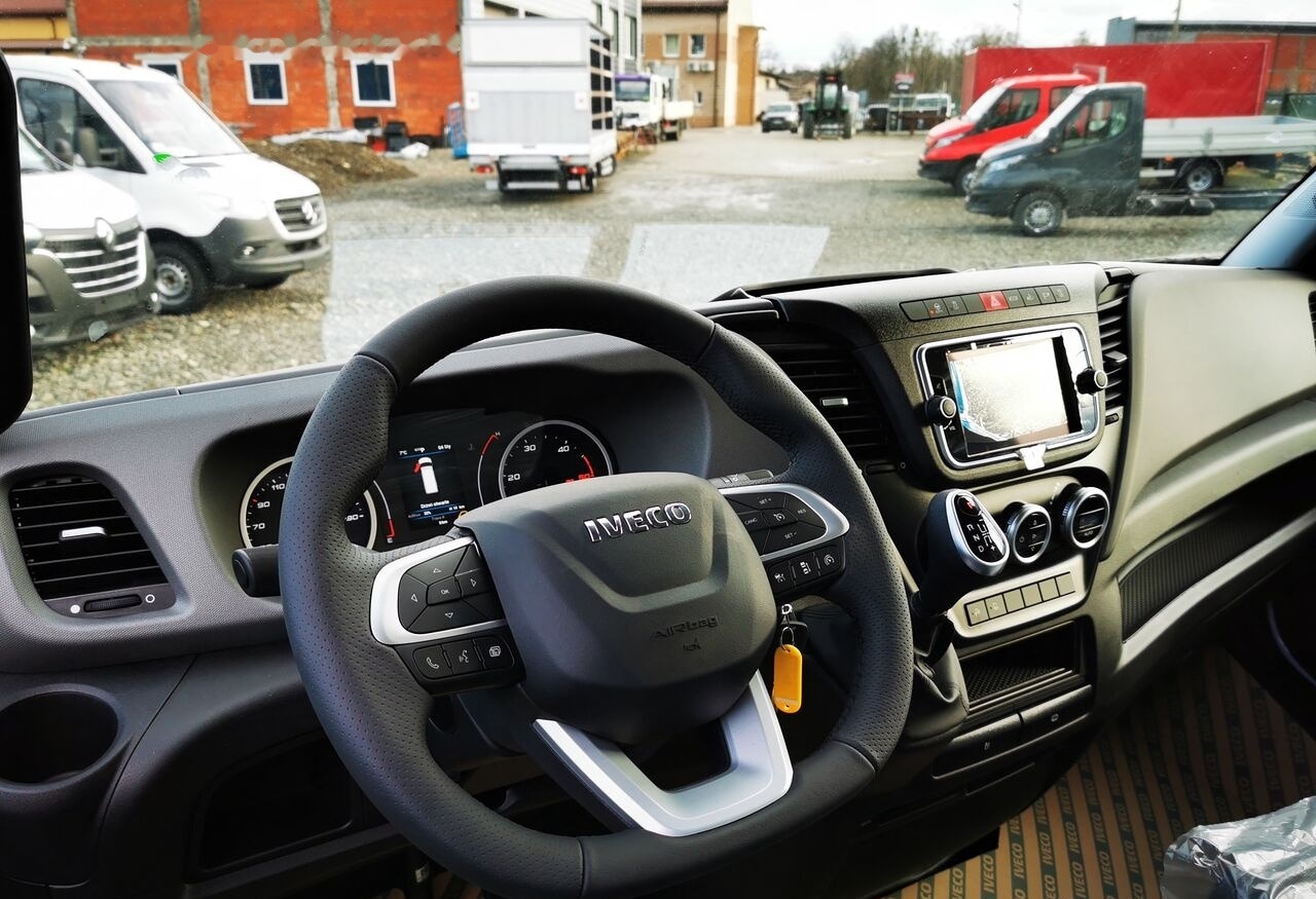 Foto del interior 1: Furgón nuevo IVECO IVECO 35S18HA8 V L4H2