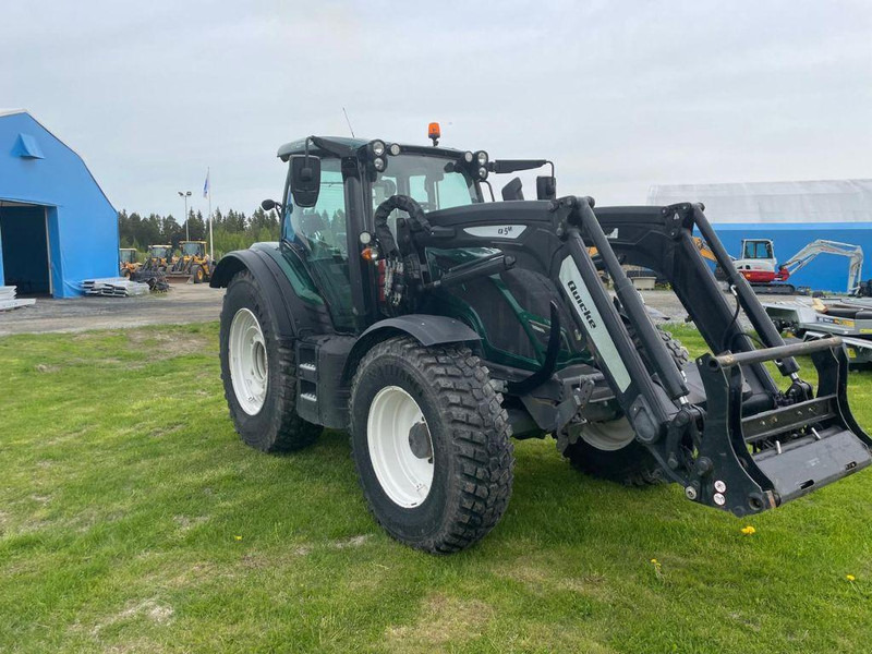 Valtra N154E Versu SmartTouch MR19 Valtra N154E Versu SmartTouch MR19 med frontlastare Quicke Q5M - Tractor: foto 3 Valtra N154E Versu SmartTouch MR19 Valtra N154E Versu SmartTouch MR19 med frontlastare Quicke Q5M - Tractor: foto 3