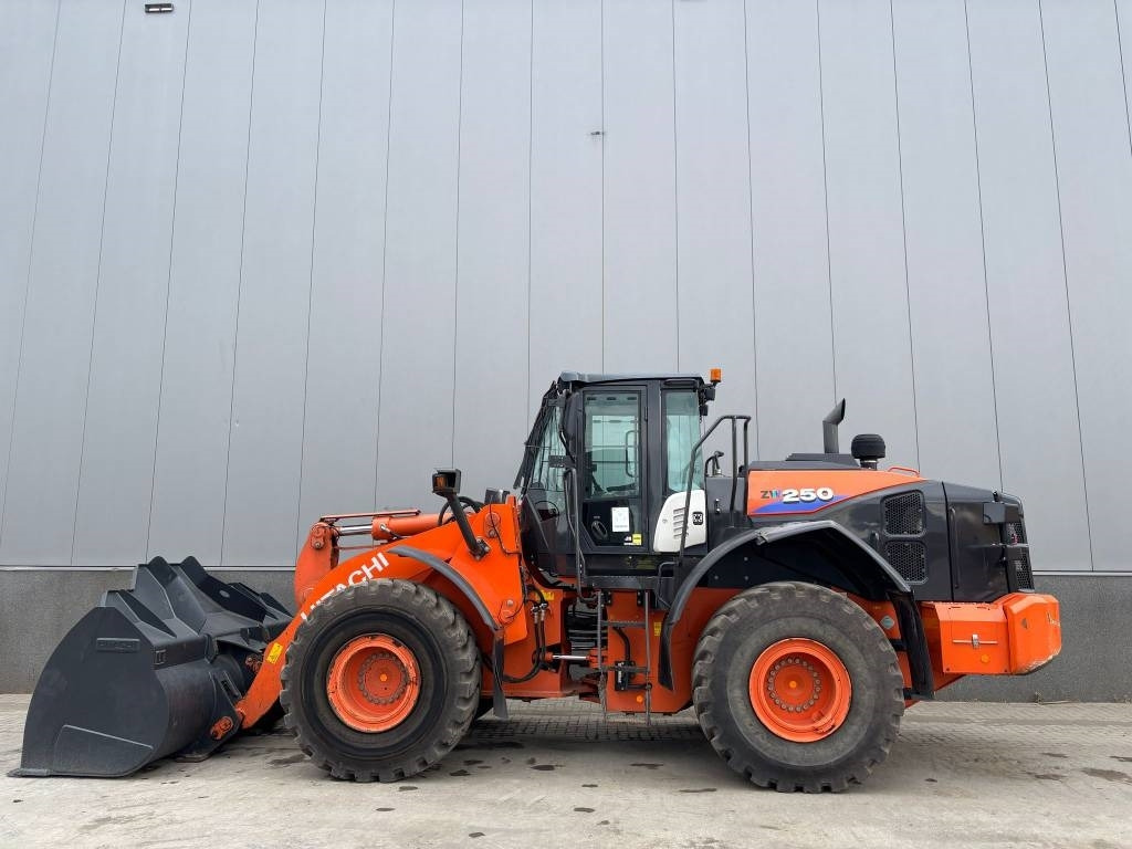 Hitachi ZW 250-6 - Cargadora de ruedas: foto 1 Hitachi ZW 250-6 - Cargadora de ruedas: foto 1