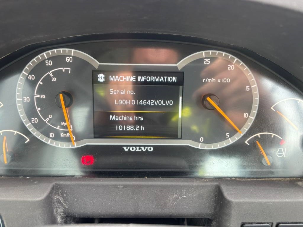 Cargadora de ruedas Volvo L 90 H (High tip + New tires): foto 7