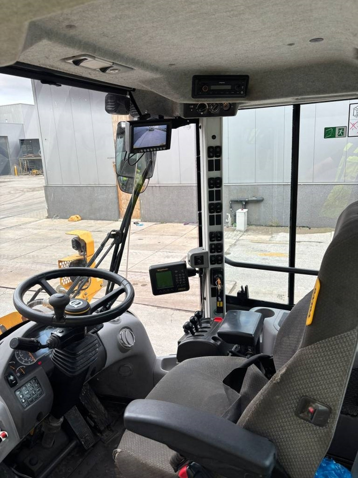 Cargadora de ruedas Volvo L 90 H (High tip + New tires): foto 8