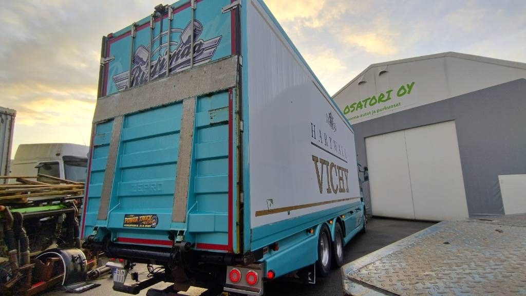 Scania R560 6x2 8,35m umpikori +pl-nostin - Camión caja cerrada: foto 3 Scania R560 6x2 8,35m umpikori +pl-nostin - Camión caja cerrada: foto 3