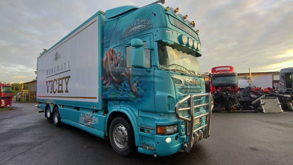 Scania R560 6x2 8,35m umpikori +pl-nostin - Camión caja cerrada: foto 2 Scania R560 6x2 8,35m umpikori +pl-nostin - Camión caja cerrada: foto 2