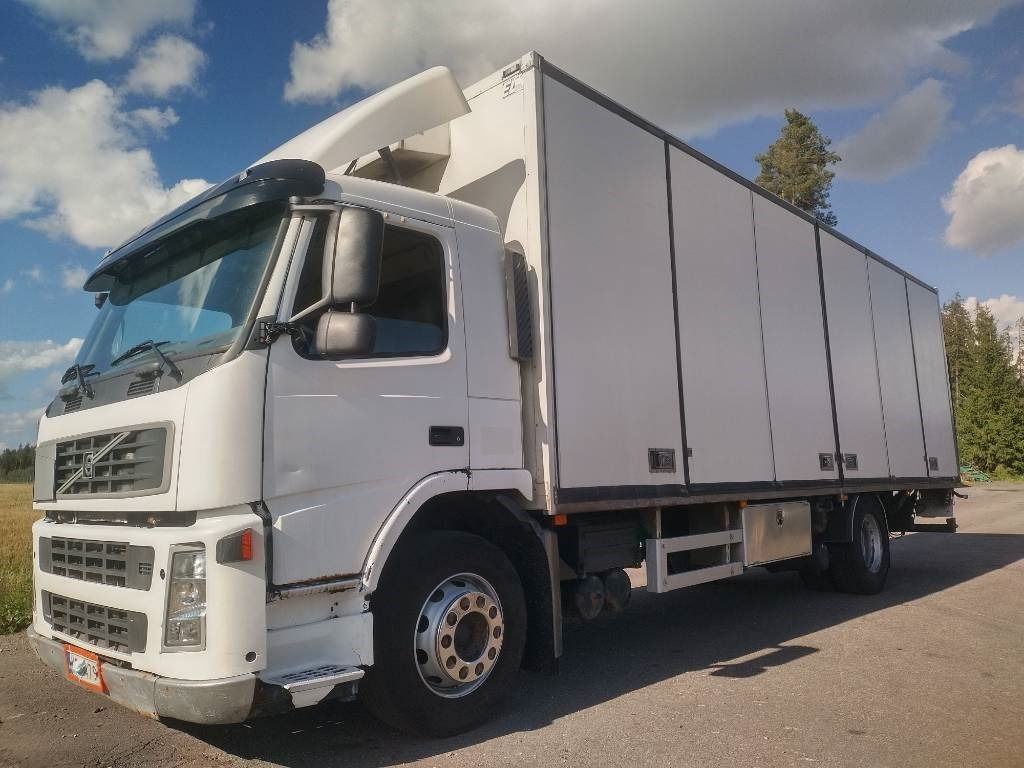 Volvo FM9 4x2 8,40m pitkä kylkiaukeava kori - Camión caja cerrada: foto 1 Volvo FM9 4x2 8,40m pitkä kylkiaukeava kori - Camión caja cerrada: foto 1