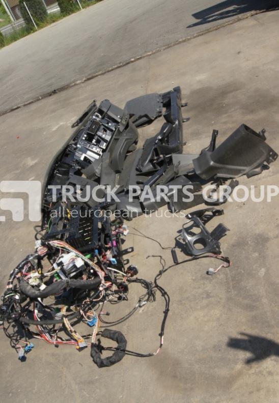VOLVO FH4 EURO6, EURO 6 emission dashboard console, instrument panel, switch panel, cover, frame, section, drawer, storage shelf, 82282401, 82213636, 84045796, 82271583, 82352829, 82353693, 21431364, - Cabina e interior para Camión: foto 1 VOLVO FH4 EURO6, EURO 6 emission dashboard console, instrument panel, switch panel, cover, frame, section, drawer, storage shelf, 82282401, 82213636, 84045796, 82271583, 82352829, 82353693, 21431364, - Cabina e interior para Camión: foto 1