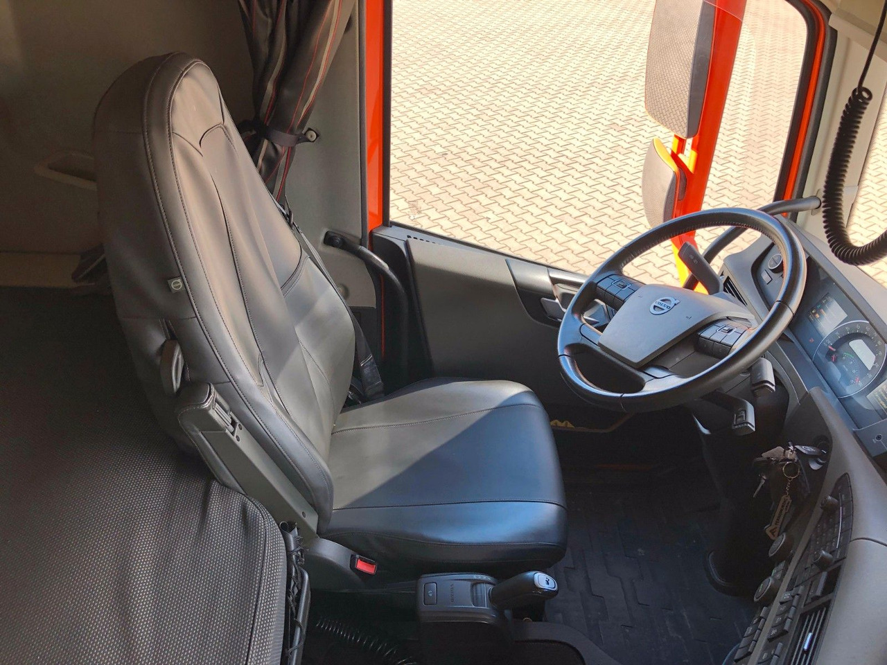 Camión volquete Volvo FH460 8x4 Tridem*Lift+LenkAchse*ALU*AHK*VollLuft: foto 17 Camión volquete Volvo FH460 8x4 Tridem*Lift+LenkAchse*ALU*AHK*VollLuft: foto 17