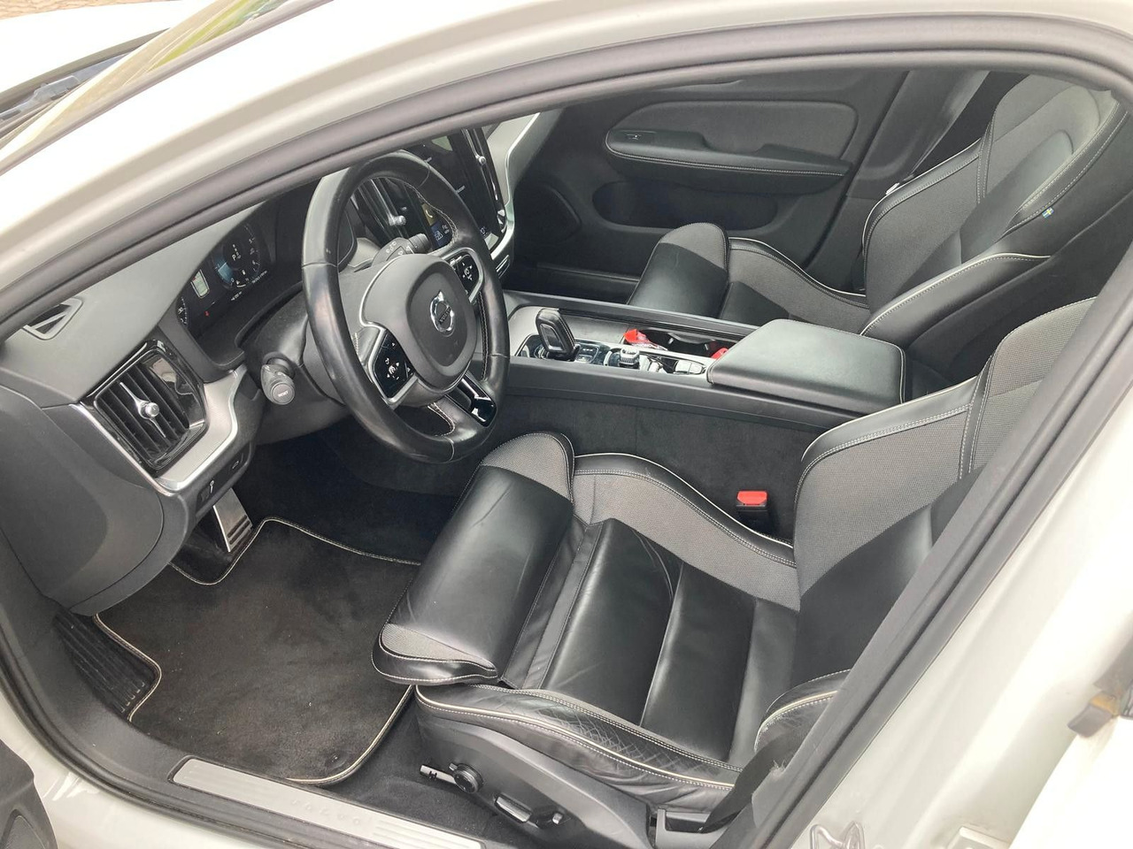Volvo V60 B4 (Diesel) R Design (Standheiz, AHK, Pano) - Coche: foto 2 Volvo V60 B4 (Diesel) R Design (Standheiz, AHK, Pano) - Coche: foto 2