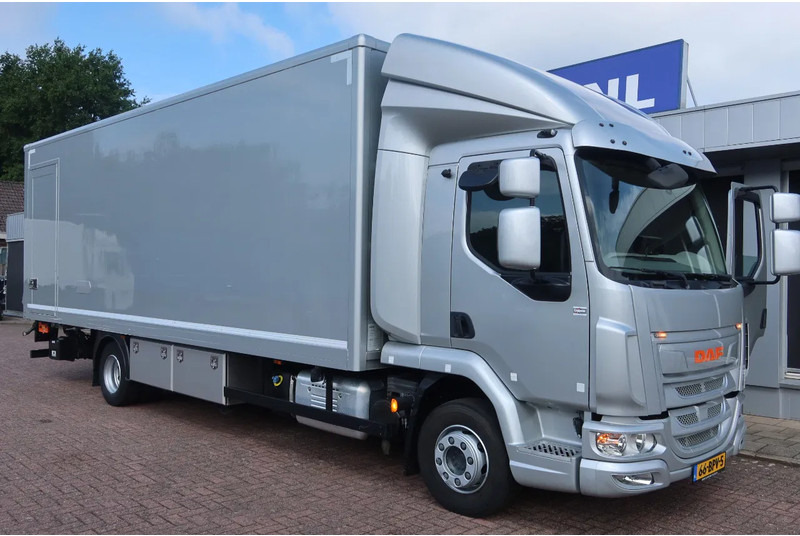 DAF LF 210 FA Zilver metallic bak + klep Dhollandia 1500 kg + rol stops, Comfort cabine. - Camión caja cerrada: foto 2 DAF LF 210 FA Zilver metallic bak + klep Dhollandia 1500 kg + rol stops, Comfort cabine. - Camión caja cerrada: foto 2