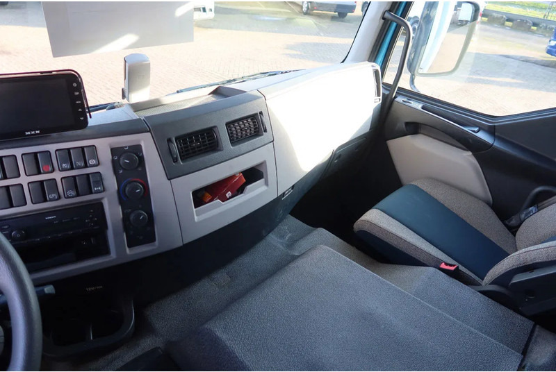 Camión caja cerrada Volvo FE 250 Bakwagen + Dhollandia klep 2500 KG. 49.000 KM!!: foto 8