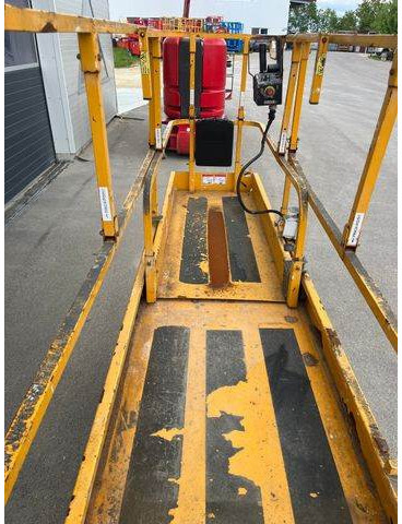 Haulotte Compact 8 - Scherenarbeitsbühne 8,2m, BJ 2014 - Plataforma de tijeras: foto 4 Haulotte Compact 8 - Scherenarbeitsbühne 8,2m, BJ 2014 - Plataforma de tijeras: foto 4