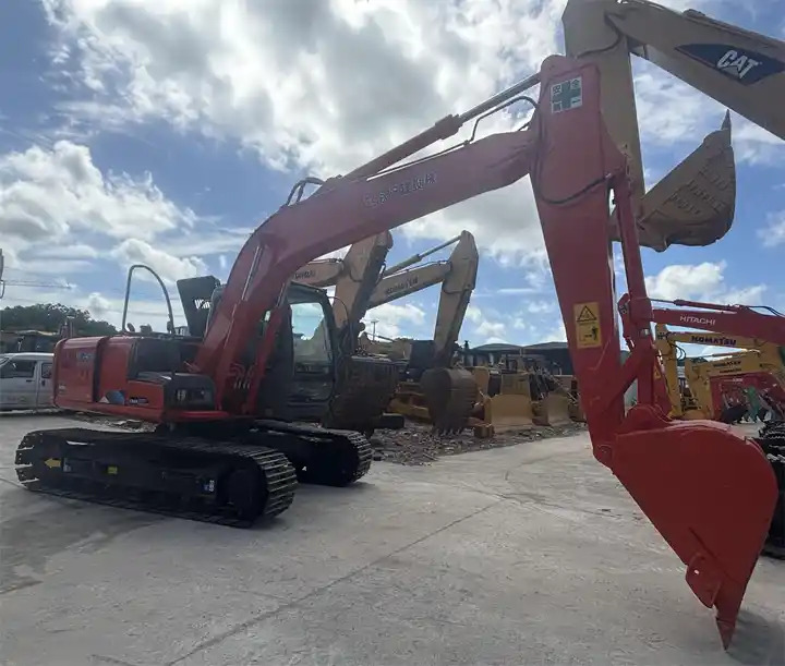 12 Ton Tracked Excavator Low Working Hours Hitachi Zx120 Hydraulic Excavator With Isuzu Engine In Shanghai - Excavadora de cadenas: foto 1 12 Ton Tracked Excavator Low Working Hours Hitachi Zx120 Hydraulic Excavator With Isuzu Engine In Shanghai - Excavadora de cadenas: foto 1