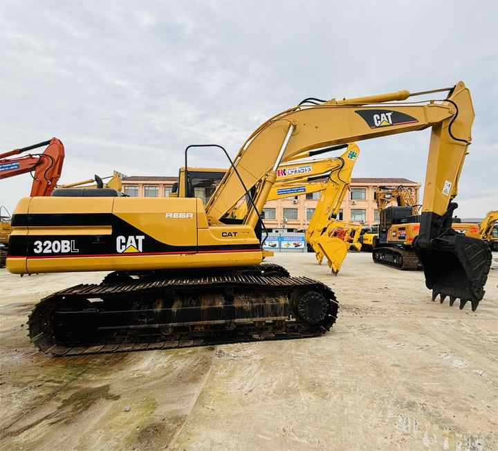 Caterpillar/cat Medium Used Excavator 20t Cat 320b,320c,320d Excavating Equipment With 0.8,1.0,1.2 Cbm Bucket Size In Shanghai - Excavadora de cadenas: foto 1 Caterpillar/cat Medium Used Excavator 20t Cat 320b,320c,320d Excavating Equipment With 0.8,1.0,1.2 Cbm Bucket Size In Shanghai - Excavadora de cadenas: foto 1