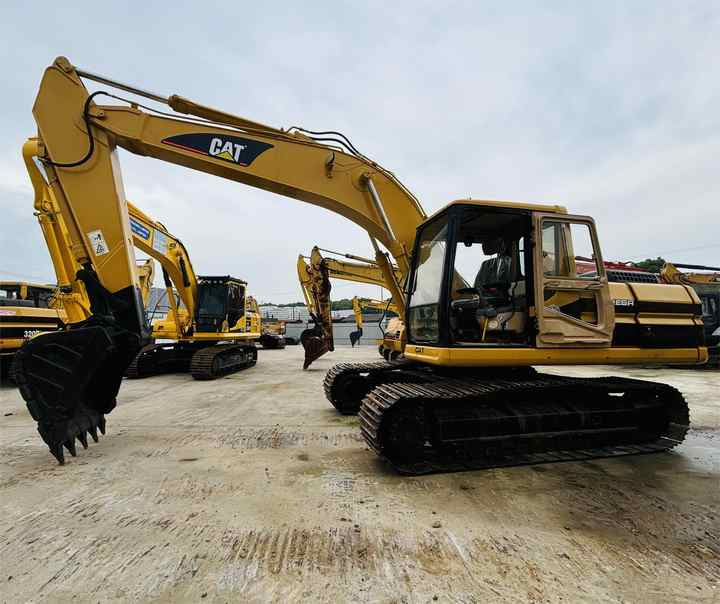 Super Good Condition Japanese Made Used Cat 320b 320bl Hydraulic Tracked Excavator At Favorable Price In Shanghai - Excavadora de cadenas: foto 1 Super Good Condition Japanese Made Used Cat 320b 320bl Hydraulic Tracked Excavator At Favorable Price In Shanghai - Excavadora de cadenas: foto 1